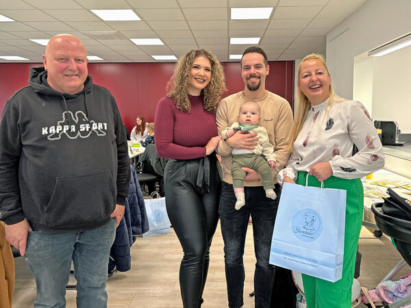 Der kleine Noah, geboren am 15. Mai, sorgte beim Besuch von Bürgermeisterin Steffi Syska und Ortsbürgermeister Bernd Hubert für strahlende Gesichter. Mama Victoria und Papa Christian genossen den schönen Moment mit ihrem fröhlichen Nachwuchs.