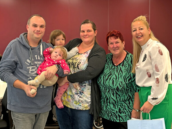 Bürgermeisterin Steffi Syska gratulierte herzlich zur Geburt der kleinen Lea. Susann und André Hoffmann strahlten vor Glück und die stolze große Schwester Lina neugierig freut sich ebenfalls.