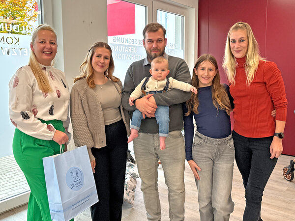 Bürgermeisterin Steffi Syska gratulierte zur Geburt von Mattheo, geboren am 4. Mai. Papa Patrick hielt seinen kleinen, schick gekleideten Sohn stolz im Arm, während Mama Jennifer und die großen Schwestern Stella und Fiona strahlten.