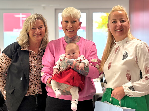 Die kleine Heidi eroberte mit ihrem fröhlichen Lächeln sofort alle Herzen. Bürgermeisterin Steffi Syska und stellv. Ortsbürgermeisterin Angela Mosch gratulierten Susanne Böhme zu kleinen Sonnenschein, auf den sich Papa Carsten auch schon freut!