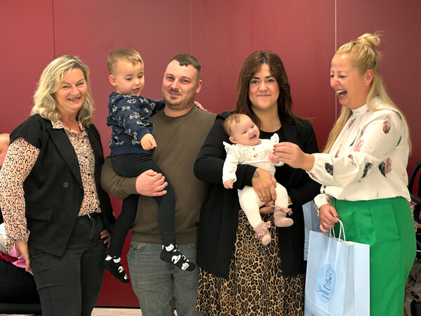 Bürgermeisterin Steffi Syska hatte sichtlich Spaß mit der kleinen Ella. Gemeinsam mit der stellv. Ortsbürgermeisterin Angela Mosch wurde viel mit den Eltern Jasmin und Justin gelacht. Der große stolze Bruder Theo zeigt, wer ab sofort die Chefin ist.