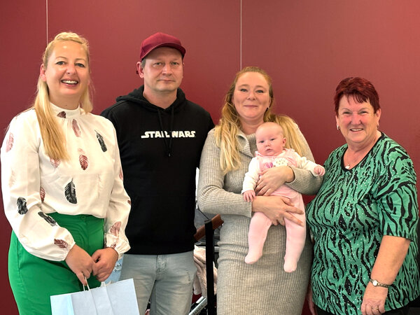 Da staunten Bürgermeisterin Steffi Syska und Ortsbürgermeister Martina Schuckelt nicht schlecht - die kleine Clara Conny war beim Fototermin hellwach und schaute neugierig in die Kamera. Die Eltern Stephanie und Marcel Schwenke freuen sich riesig über ihr