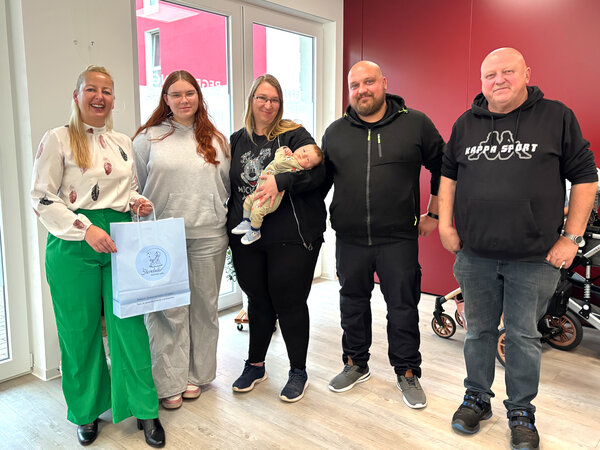 Große Freude bei Katja Hausigk und Domenic Christian Toni: Bürgermeisterin Steffi Syska und Ortsbürgermeister Bernd Hubert gratulierten herzlich zur Geburt von Leo. Die stolze große Schwester Pia durfte natürlich nicht fehlen!