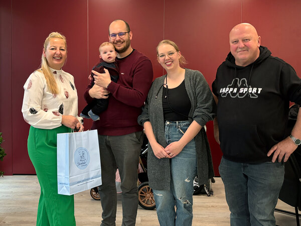 Ein neuer kleiner Erdenbürger für Brehna! Bürgermeisterin Steffi Syska und Ortsbürgermeister Bernd gratulierten den glücklichen Eltern Jana und André Genz zur Geburt ihres Sohnes Lukas. Der kleine Prinz wurde am 11. Mai geboren.