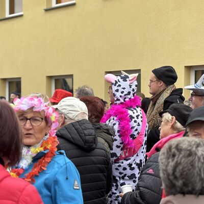 Bild vergrößern: Schlüsselübergabe am 11.11 2025 am Rathaus Sandersdorf
