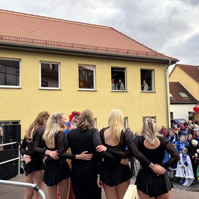 Bild vergrößern: Schlüsselübergabe am 11.11 2025 am Rathaus Sandersdorf