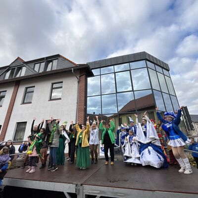 Bild vergrößern: Schlüsselübergabe am 11.11 2025 am Rathaus Sandersdorf