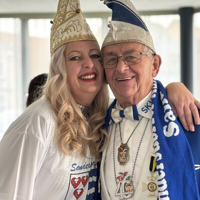 Bild vergrößern: Schlüsselübergabe am 11.11 2025 am Rathaus Sandersdorf