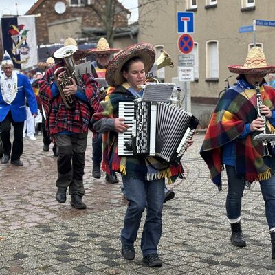 Bild vergrößern: Schlüsselübergabe am 11.11 2025 am Rathaus Sandersdorf