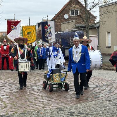 Bild vergrößern: Schlüsselübergabe am 11.11 2025 am Rathaus Sandersdorf