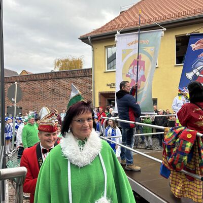 Bild vergrößern: Schlüsselübergabe am 11.11 2025 am Rathaus Sandersdorf