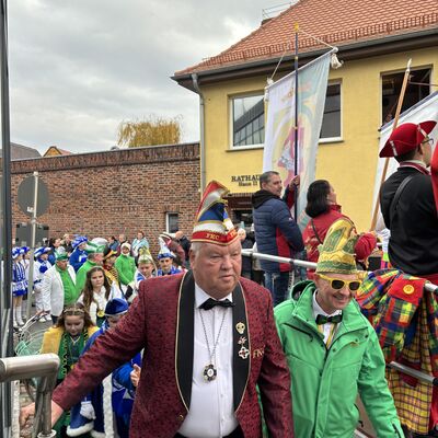 Bild vergrößern: Schlüsselübergabe am 11.11 2025 am Rathaus Sandersdorf