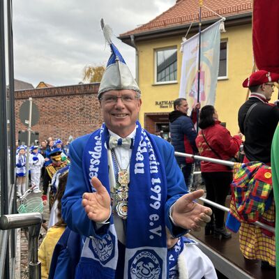 Bild vergrößern: Schlüsselübergabe am 11.11 2025 am Rathaus Sandersdorf