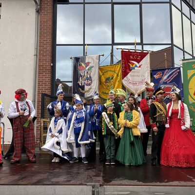 Bild vergrößern: Schlüsselübergabe am 11.11 2025 am Rathaus Sandersdorf