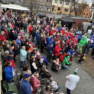 Bild vergrößern: Schlüsselübergabe am 11.11 2025 am Rathaus Sandersdorf