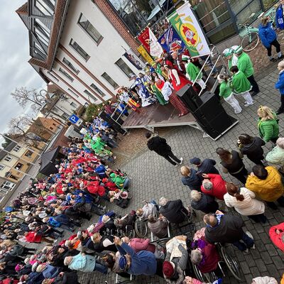 Bild vergrößern: Schlüsselübergabe am 11.11 2025 am Rathaus Sandersdorf