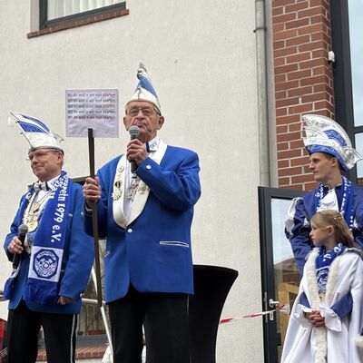 Bild vergrößern: Schlüsselübergabe am 11.11 2025 am Rathaus Sandersdorf