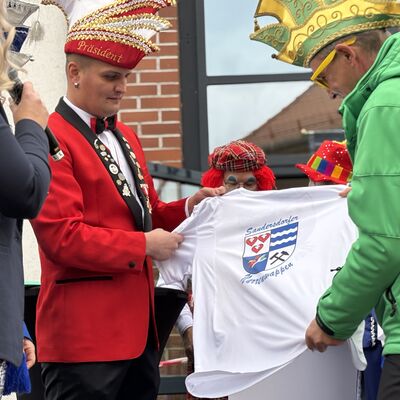 Bild vergrößern: Schlüsselübergabe am 11.11 2025 am Rathaus Sandersdorf