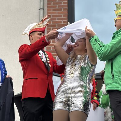 Bild vergrößern: Schlüsselübergabe am 11.11 2025 am Rathaus Sandersdorf