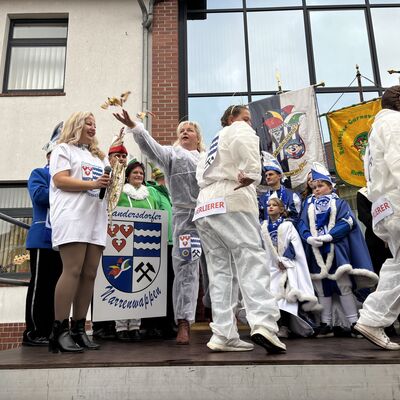 Bild vergrößern: Schlüsselübergabe am 11.11 2025 am Rathaus Sandersdorf