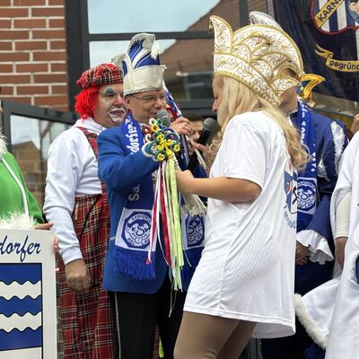 Bild vergrößern: Schlüsselübergabe am 11.11 2025 am Rathaus Sandersdorf