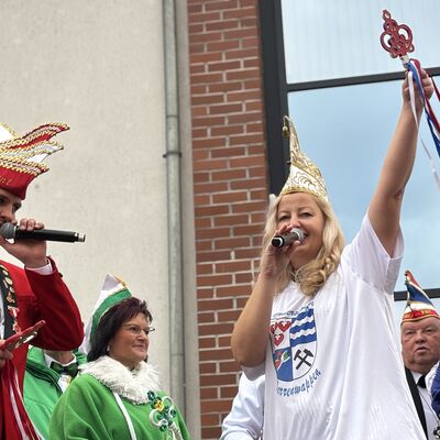 Bild vergrößern: Schlüsselübergabe am 11.11 2025 am Rathaus Sandersdorf