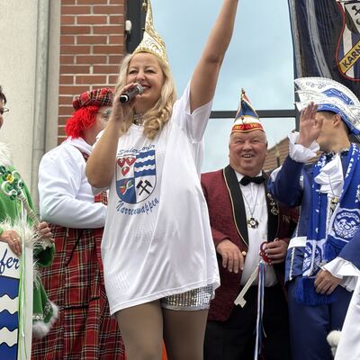 Bild vergrößern: Schlüsselübergabe am 11.11 2025 am Rathaus Sandersdorf