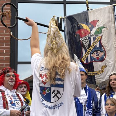 Bild vergrößern: Schlüsselübergabe am 11.11 2025 am Rathaus Sandersdorf