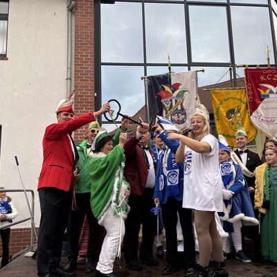 Bild vergrößern: Schlüsselübergabe am 11.11 2025 am Rathaus Sandersdorf