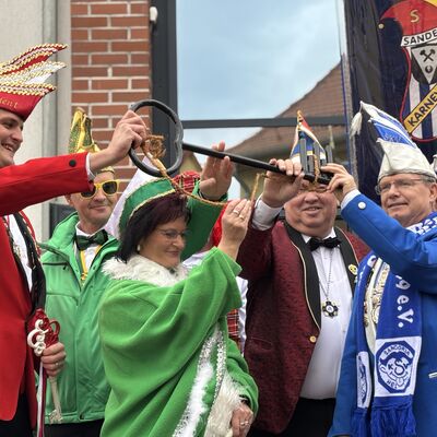 Bild vergrößern: Schlüsselübergabe am 11.11 2025 am Rathaus Sandersdorf