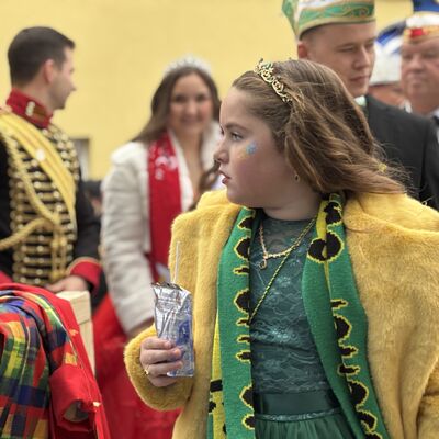 Bild vergrößern: Schlüsselübergabe am 11.11 2025 am Rathaus Sandersdorf