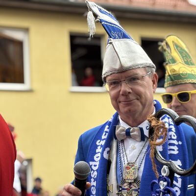 Bild vergrößern: Schlüsselübergabe am 11.11 2025 am Rathaus Sandersdorf