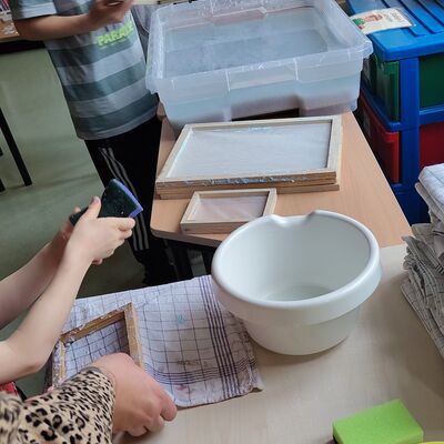 Bild vergrößern: Die Kinder zeigten ihren Eltern, wie es richtig gemacht wird.