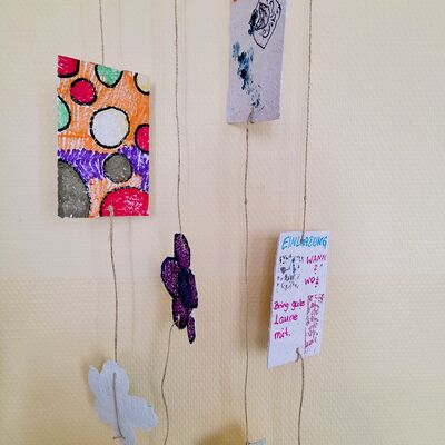 Bild vergrößern: Das geschöpfte Papier wurde stets fleißig bemalt.