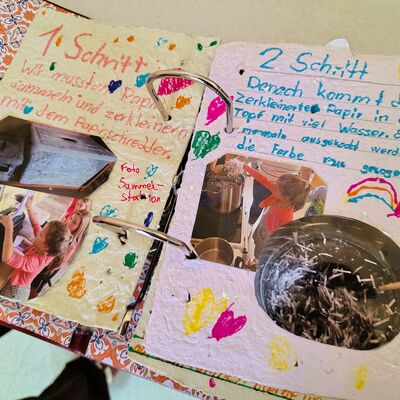 Bild vergrößern: Die Kinder erstellten eine Fotoanleitung, wie man Papier herstellt.