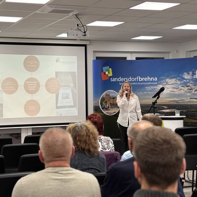 Bild vergr&ouml;&szlig;ern: Steffi Syska erl&auml;uterte 90 Minuten das vergangene, aktuelle und zuk&uuml;nftige Stadtgeschehen.