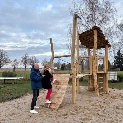 Bild vergr&ouml;&szlig;ern: Neuer Spielturm in Beyersdorf er&ouml;ffnet (November 2025)