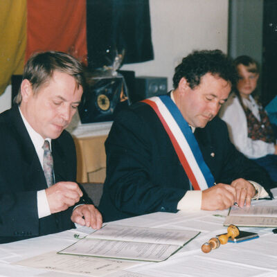 Bild vergrößern: 1Unterzeichnung Vereinbarung 1995