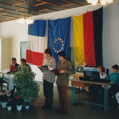 Bild vergrößern: 2 Unterzeichnung Festveranstaltung Aula Pestalozzischule Brehna