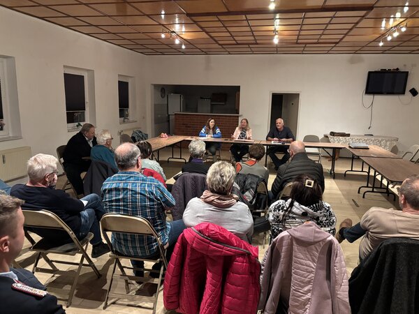 Zum Bürgerdialog in Roitzsch informierten Bürgermeisterin Steffi Syska und Ortsbürgermeister Mario Willer.