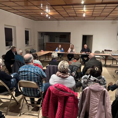 Zum B&uuml;rgerdialog in Roitzsch informierten B&uuml;rgermeisterin Steffi Syska und Ortsb&uuml;rgermeister Mario Willer.