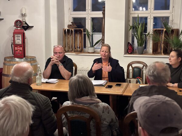 Ortsbürgermeister Bernd Hubert und Bürgermeisterin Steffi Syska zum letzten Bürgerdialog in den Ortschaften 2025.