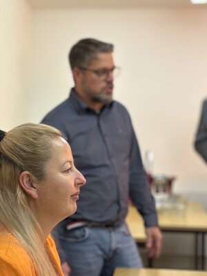 Bild vergr&ouml;&szlig;ern: B&uuml;rgermeisterin Steffi Syska und Ortsb&uuml;rgermeister Dr. Eric R&ouml;mbach informiert
