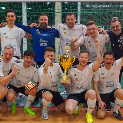 Bild vergrößern: Die Siegermannschaft des 1. Oldies-Cup in Sandersdorf-Brehna