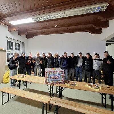 Bild vergr&ouml;&szlig;ern: Fr&ouml;hliche Runde und das Highlight-Geschenk - ein Pizzaofen f&uuml;r alle