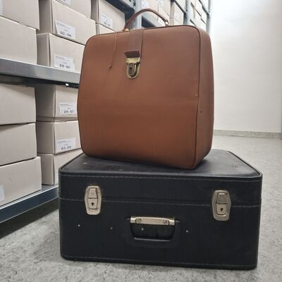 Das Archiv sucht alte Koffer, &auml;hnlich wie auf dem Foto.