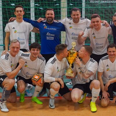 Bild vergrößern: Die Sieger des 1. Oldies-Cup in Sandersdorf-Brehna küssen den Pokal