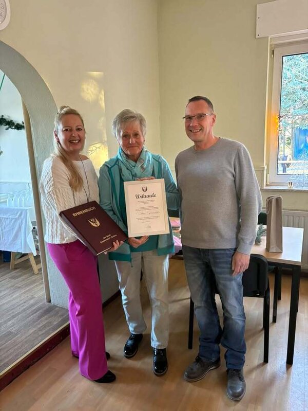Petra Schnabel empf&auml;ngt die Ehrenurkunde von B&uuml;rgermeisterin Steffi Syska und Ortsb&uuml;rgermeister Torsten Wolf.