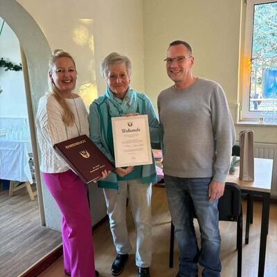 Bild vergr&ouml;&szlig;ern: Petra Schnabel empf&auml;ngt die Ehrenurkunde von B&uuml;rgermeisterin Steffi Syska und Ortsb&uuml;rgermeister Torsten Wolf.