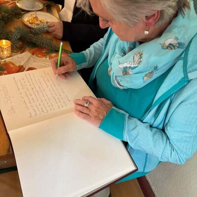 Bild vergr&ouml;&szlig;ern: Petra Schnabel schreibt ins Ehrenbuch der Stadt Sandersdorf-Brehna ein.